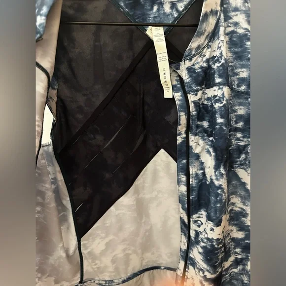 Lululemon Light Speed Vest Sea Side Silver Fox Alberta Lake Sz 10 - Picture 7 of 13